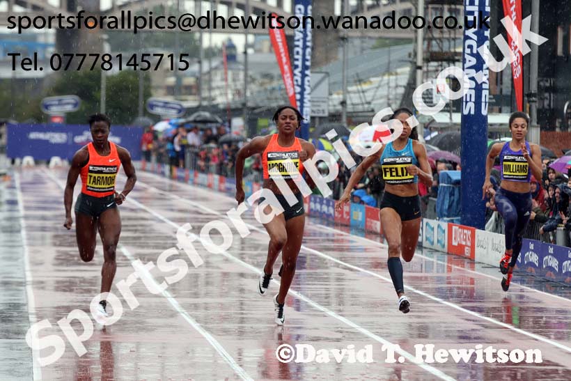 Candyce McGrone beats Allyson Felix to the 150 metres, Great North CityGames. Photo: David T. Hewitson/Sports for All Pics